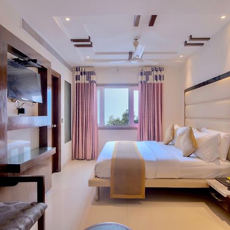 Empire Suites, New Delhi Exterior photo