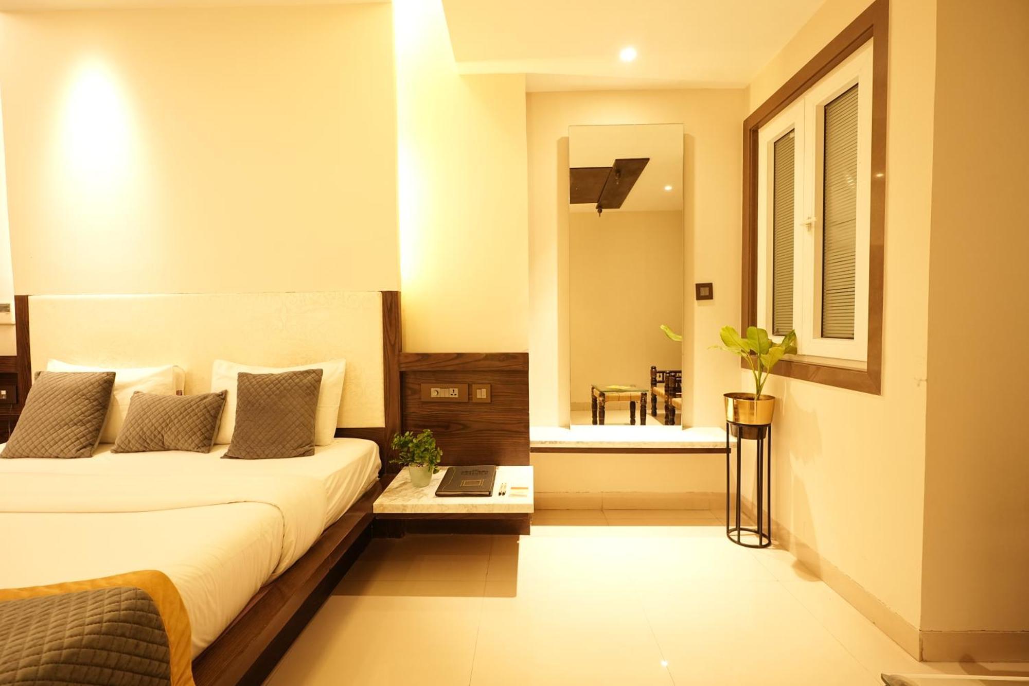Empire Suites, New Delhi Exterior photo