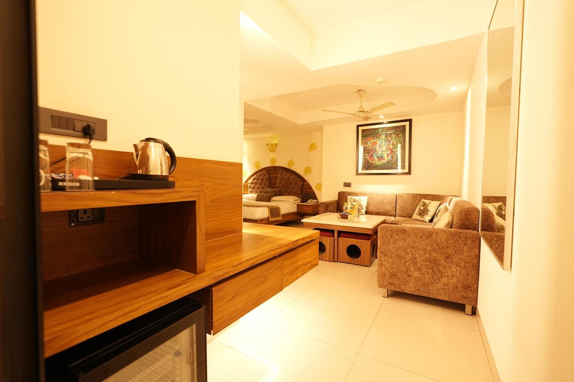 Empire Suites, New Delhi Exterior photo